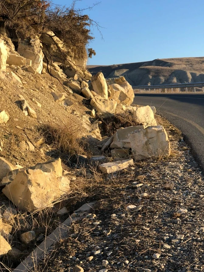 Zəlzələdən sonra yollarda sürüşmələr başlayıb – FOTO