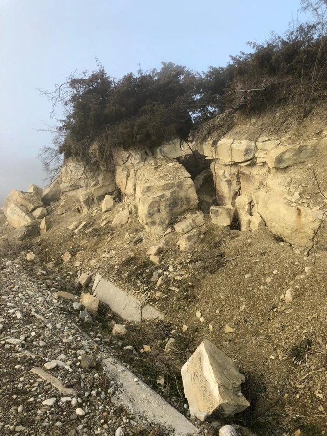 Zəlzələdən sonra yollarda sürüşmələr başlayıb – FOTO