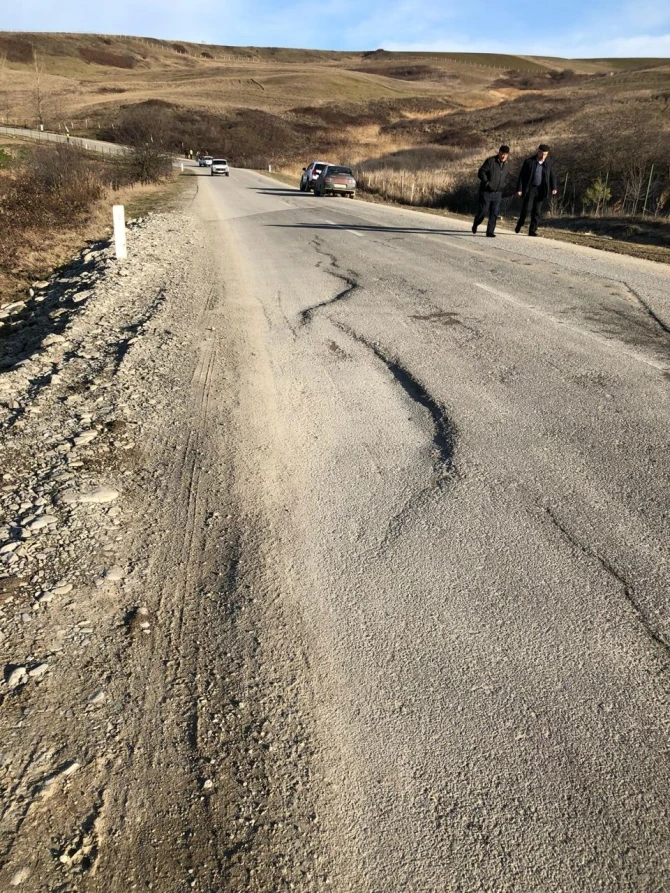 Zəlzələdən sonra yollarda sürüşmələr başlayıb – FOTO