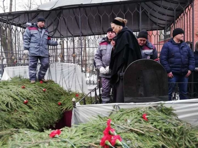 Сотни людей пришли проститься с Децлом - ФОТО+ВИДЕО