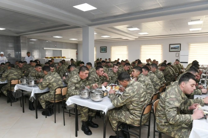 Prezident əsgərlərlə yemək yedi - FOTO