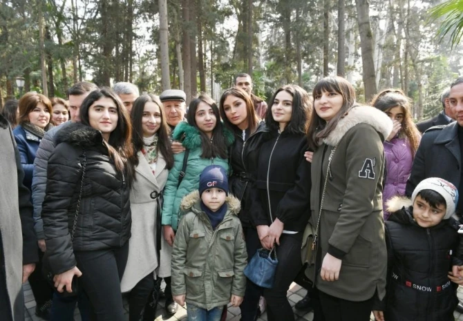 Birinci vitse-prezident “Xan bağı”nda gəncəlilərlə görüşüb (FOTO)