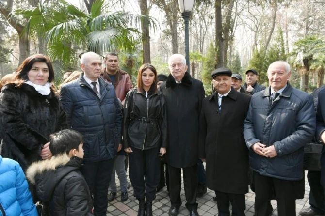 Birinci vitse-prezident “Xan bağı”nda gəncəlilərlə görüşüb (FOTO)