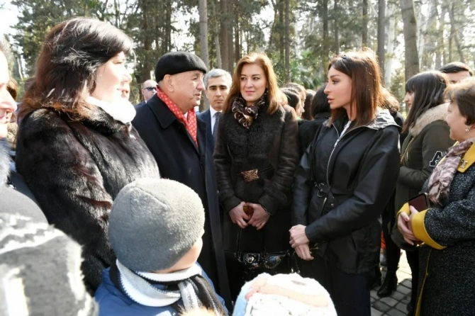 Birinci vitse-prezident “Xan bağı”nda gəncəlilərlə görüşüb (FOTO)