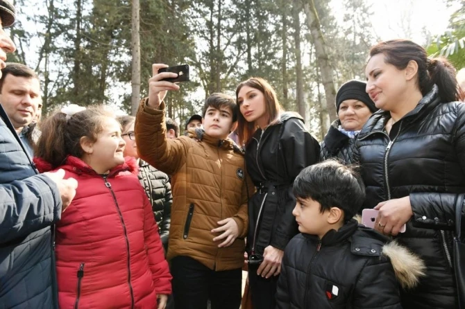 Birinci vitse-prezident “Xan bağı”nda gəncəlilərlə görüşüb (FOTO)