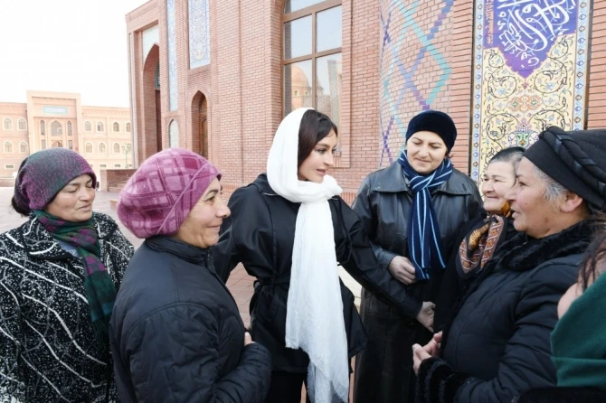 Мехрибан Алиева в религиозном комплексе 