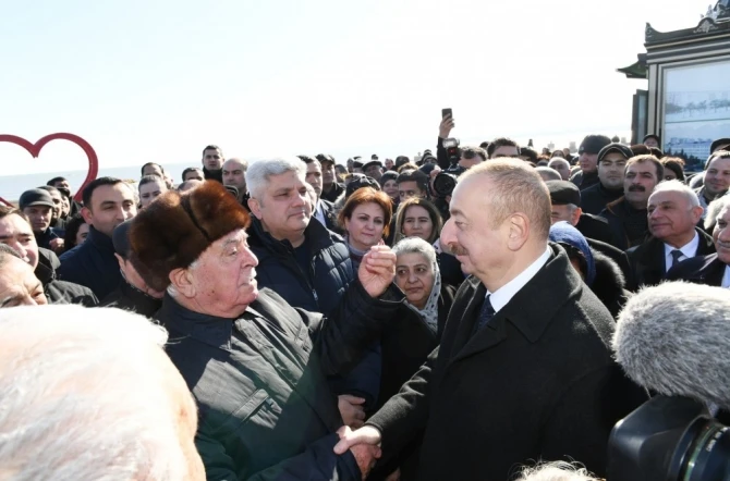 İlham Əliyev xalqın arasında  - sakinlərlə selfi çəkdirdi (FOTO)