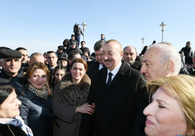 İlham Əliyev xalqın arasında  - sakinlərlə selfi çəkdirdi (FOTO)