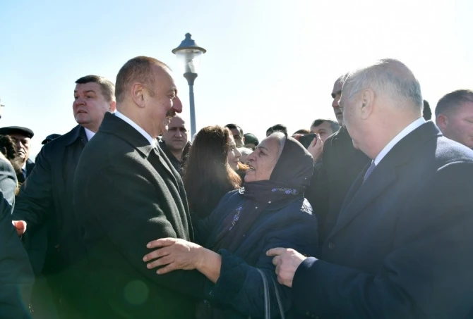 İlham Əliyev xalqın arasında  - sakinlərlə selfi çəkdirdi (FOTO)