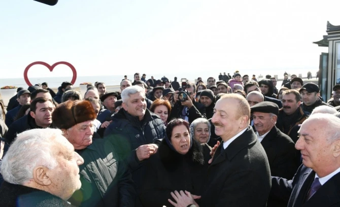 İlham Əliyev xalqın arasında  - sakinlərlə selfi çəkdirdi (FOTO)