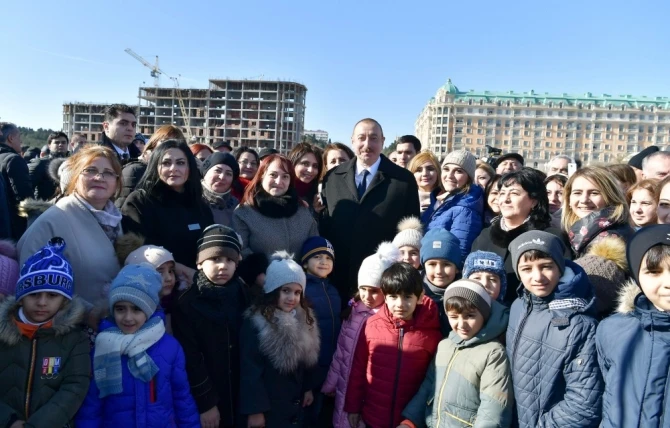 İlham Əliyev xalqın arasında  - sakinlərlə selfi çəkdirdi (FOTO)