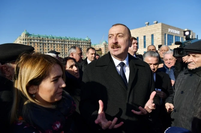 İlham Əliyev xalqın arasında  - sakinlərlə selfi çəkdirdi (FOTO)