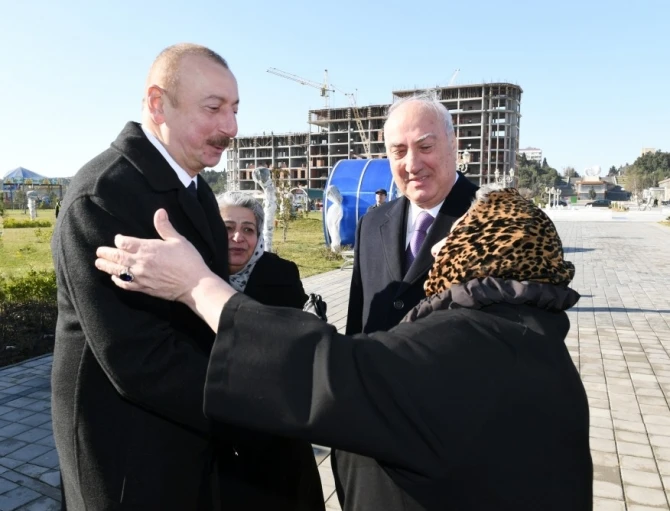 İlham Əliyev xalqın arasında  - sakinlərlə selfi çəkdirdi (FOTO)