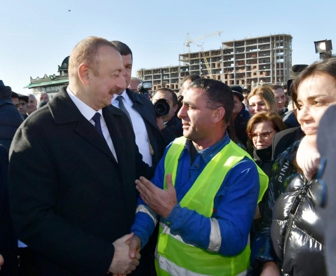 İlham Əliyev xalqın arasında  - sakinlərlə selfi çəkdirdi (FOTO)