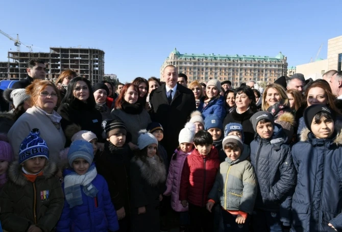 İlham Əliyev xalqın arasında  - sakinlərlə selfi çəkdirdi (FOTO)