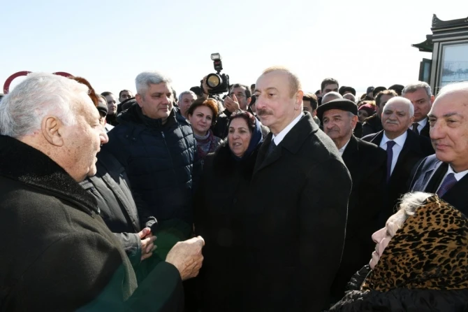 İlham Əliyev xalqın arasında  - sakinlərlə selfi çəkdirdi (FOTO)
