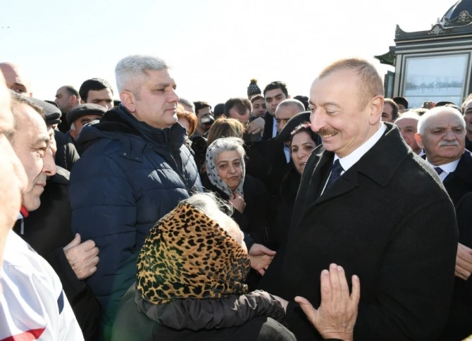 İlham Əliyev xalqın arasında  - sakinlərlə selfi çəkdirdi (FOTO)