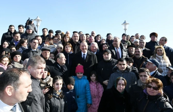 İlham Əliyev xalqın arasında  - sakinlərlə selfi çəkdirdi (FOTO)