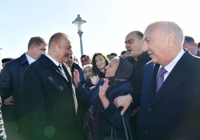 İlham Əliyev xalqın arasında  - sakinlərlə selfi çəkdirdi (FOTO)