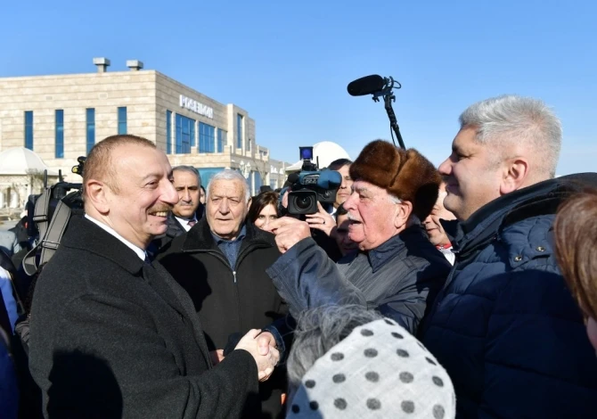 İlham Əliyev xalqın arasında  - sakinlərlə selfi çəkdirdi (FOTO)