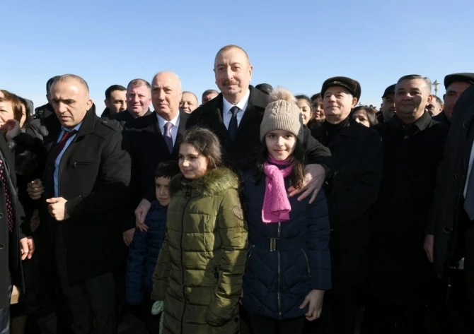 İlham Əliyev xalqın arasında - sakinlərlə selfi çəkdirdi (FOTO) | Baku.ws  Xəbər saytı - Son xəbərlər və Hadisələr