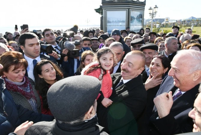 İlham Əliyev xalqın arasında  - sakinlərlə selfi çəkdirdi (FOTO)