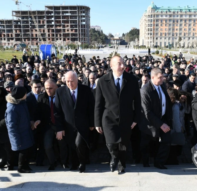 İlham Əliyev xalqın arasında  - sakinlərlə selfi çəkdirdi (FOTO)