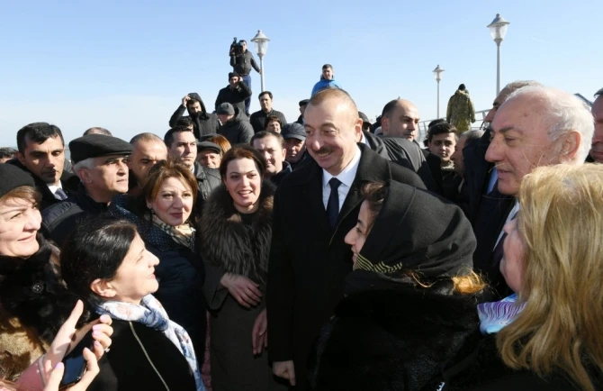 İlham Əliyev xalqın arasında  - sakinlərlə selfi çəkdirdi (FOTO)