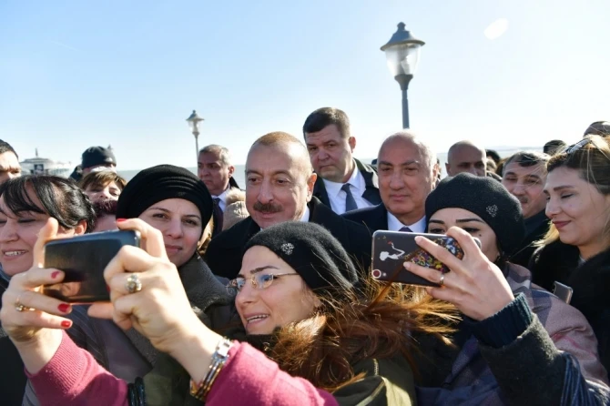 İlham Əliyev xalqın arasında  - sakinlərlə selfi çəkdirdi (FOTO)