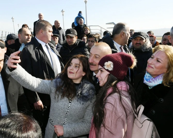 İlham Əliyev xalqın arasında  - sakinlərlə selfi çəkdirdi (FOTO)