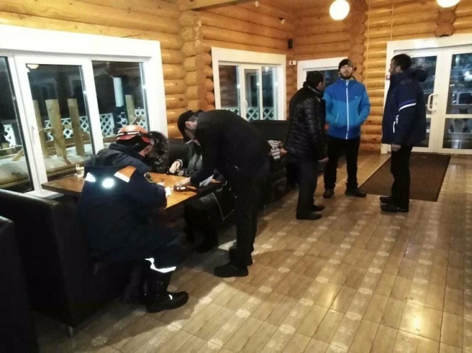 В России спасатели эвакуировали азербайджанцев из сломавшегося микроавтобуса - ФОТО
