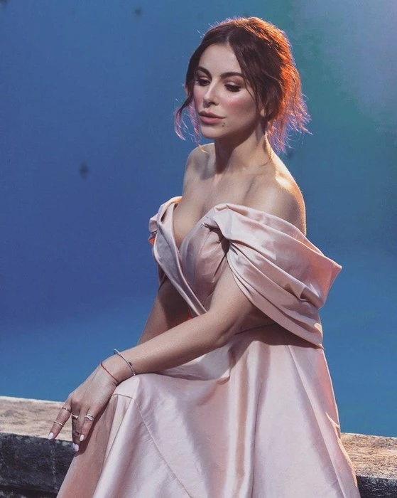 Обнаженные плечи и грудь Ани Лорак в эпатажном платье восхитили мужчин - ФОТО