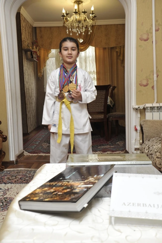 Мехрибан Алиева отправила подарок девочке, изменившей место размещения флага Азербайджана в Иране - ФОТО