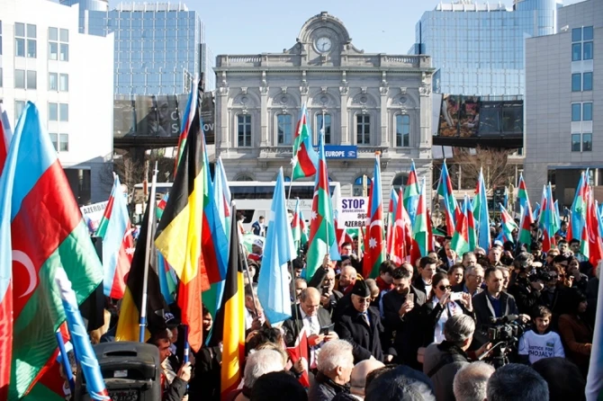 Азербайджанцы провели в Брюсселе многолюдный митинг - ФОТО+ВИДЕО Азербайджанцы провели в Брюсселе многолюдный митинг - ФОТО+ВИДЕО
