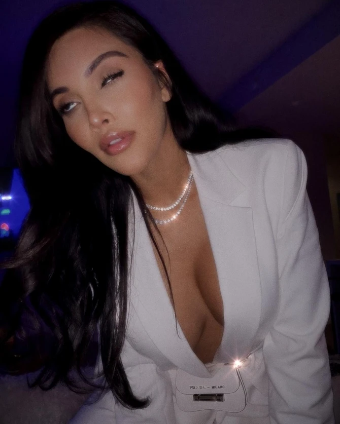 Porno ulduzun azərbaycanlı oxşarı Kamilla (VİDEO)