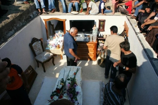 Basdırılan sərvət, kondisionerli tabutlar — Qaraçı baronlarının dəfn mərasimi  (FOTO)