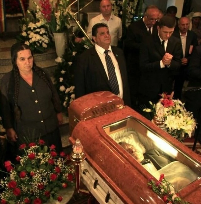 Basdırılan sərvət, kondisionerli tabutlar — Qaraçı baronlarının dəfn mərasimi  (FOTO)