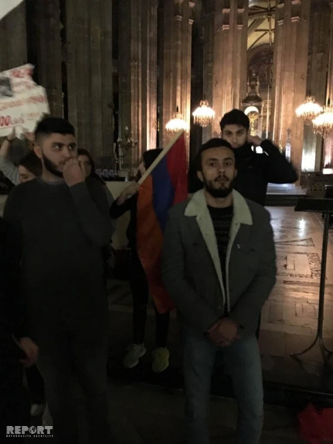 Parisdə Xocalı soyqırımı tədbiri keçirilən kilsəyə ermənilər basqın ediblər – FOTO