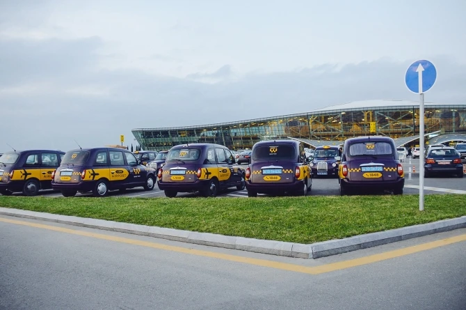 Bu taksilər Bakı aeroportundan uzaqlaşdırıldı - FOTO