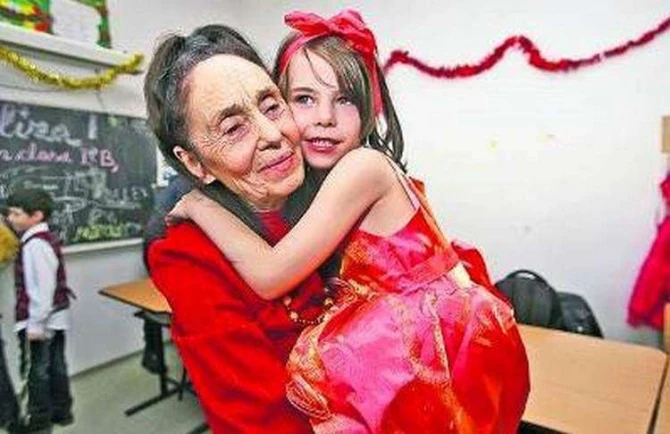 Девочка, которую мама родила в 67 лет выросла и стала настоящей красавицей - ФОТО