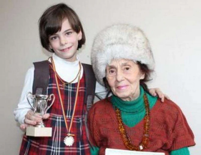 Девочка, которую мама родила в 67 лет выросла и стала настоящей красавицей - ФОТО