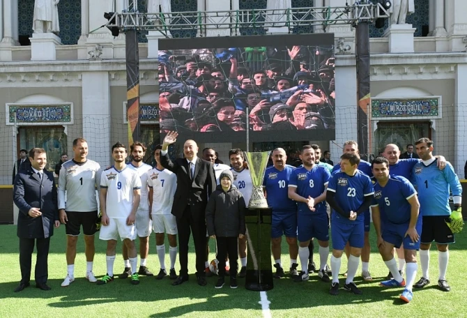 Prezident İlham Əliyev Bakıda ulduz futbolçuların matçına baxdı (VİDEO)