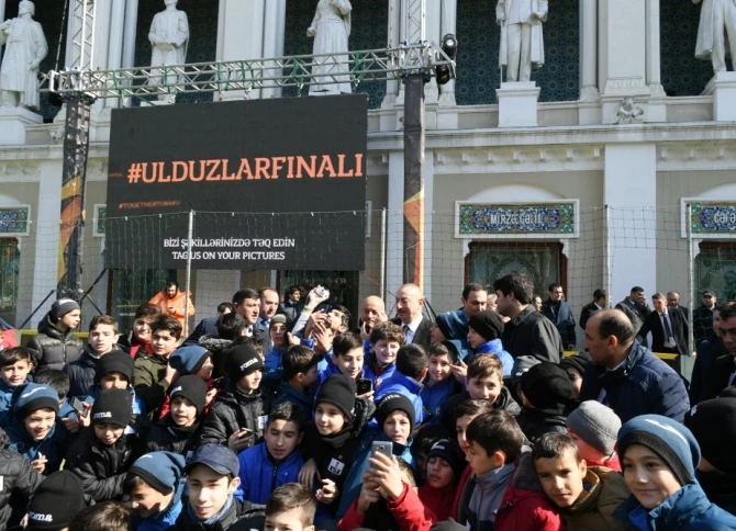 Prezident İlham Əliyev Bakıda ulduz futbolçuların matçına baxdı (VİDEO)