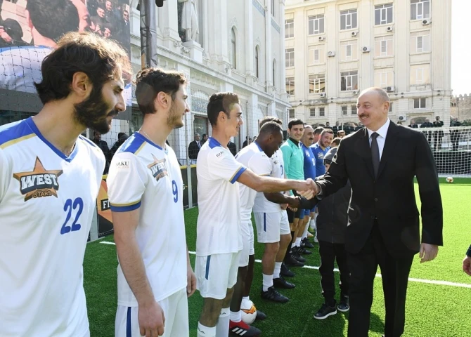 Prezident İlham Əliyev Bakıda ulduz futbolçuların matçına baxdı (VİDEO)
