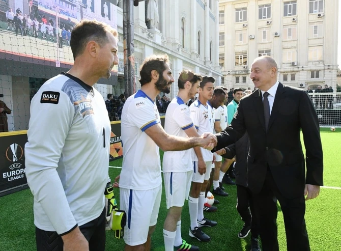 Prezident İlham Əliyev Bakıda ulduz futbolçuların matçına baxdı (VİDEO)