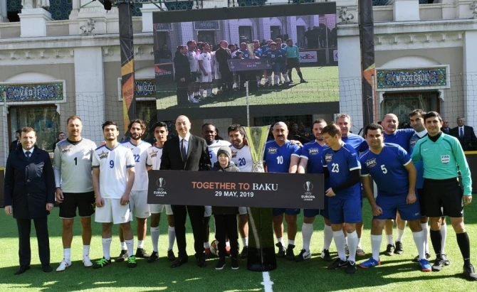 Prezident İlham Əliyev Bakıda ulduz futbolçuların matçına baxdı (VİDEO)