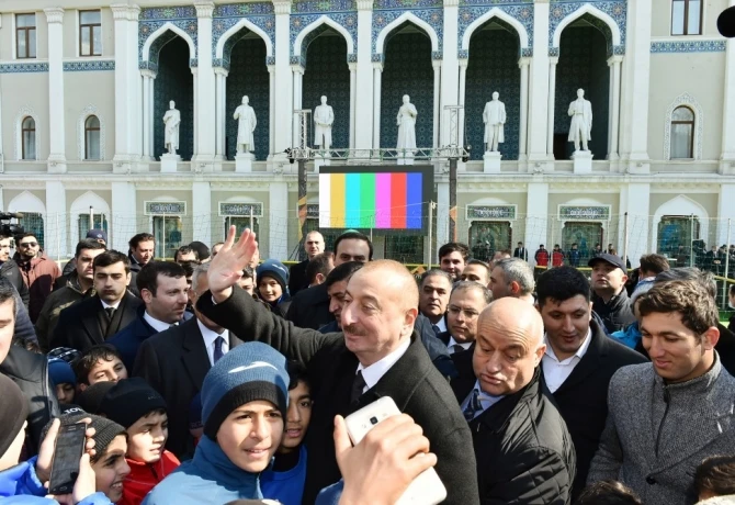 Prezident İlham Əliyev Bakıda ulduz futbolçuların matçına baxdı (VİDEO)