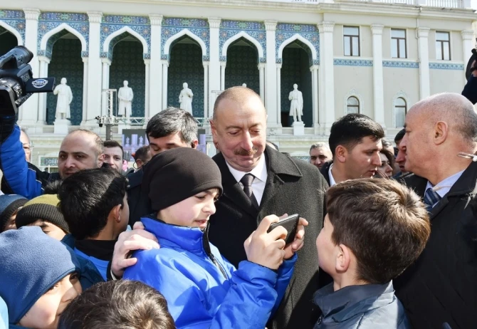 Prezident İlham Əliyev Bakıda ulduz futbolçuların matçına baxdı (VİDEO)
