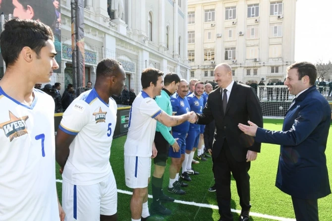 Prezident İlham Əliyev Bakıda ulduz futbolçuların matçına baxdı (VİDEO)