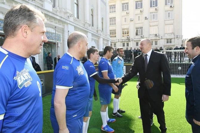 Prezident İlham Əliyev Bakıda ulduz futbolçuların matçına baxdı (VİDEO)